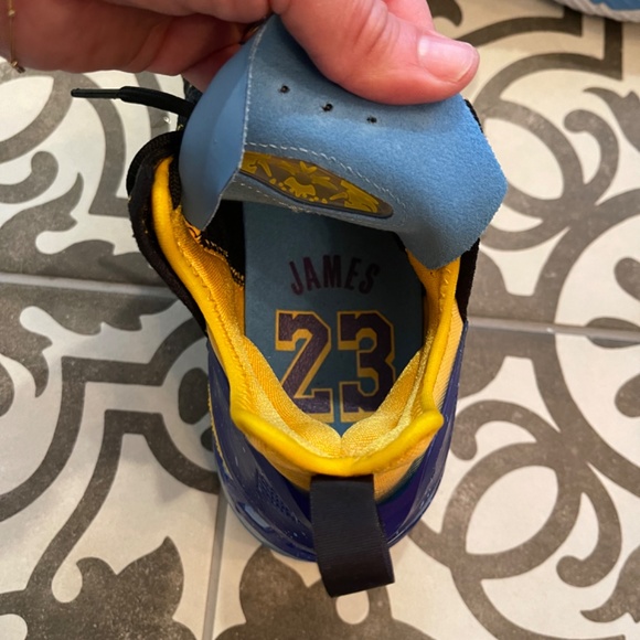 LeBron 18 \